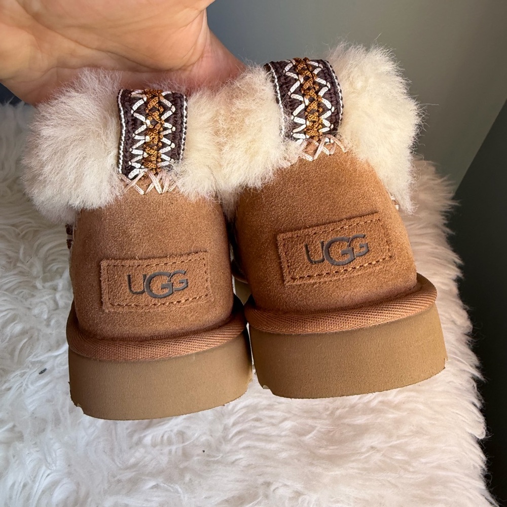 Ugg Cozy Tan Fur-Lined Moccasin women’s size 8 - Picture 2 of 7